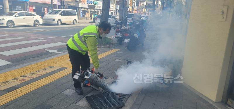 영주-4-3 영주시보건소는 10월까지 매주 금요일 ‘일제 방역의 날’을 운영한다(하수구 방역중인 모습).jpg