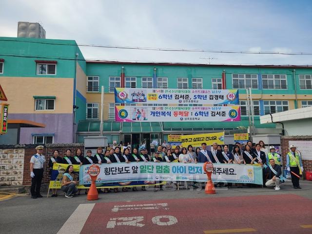 [상주시 교통에너지과]등굣길 교통안전 캠페인.JPG
