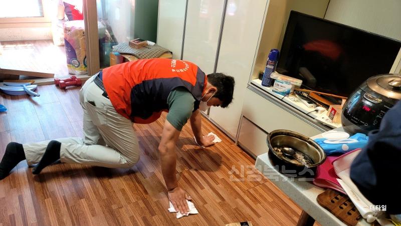 1-3. 성건동지역사회보장협의체가 어르신 정리정돈 사업을 실시했다.jpg