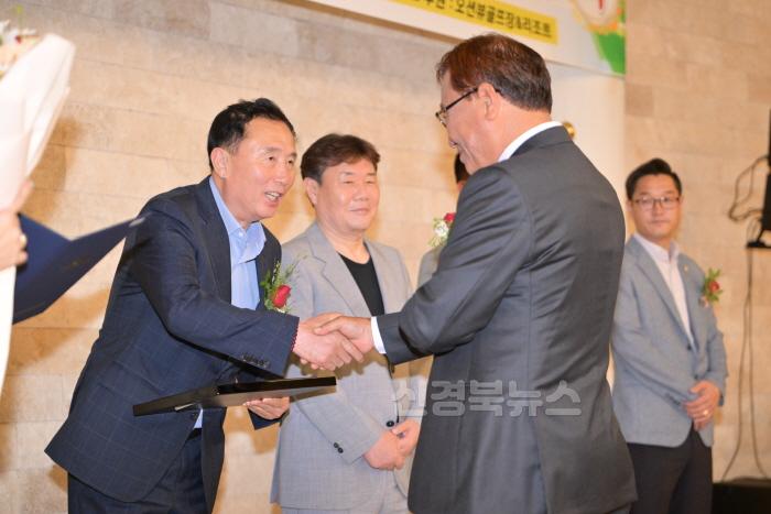 [크기변환]김성호 영덕군의회 의장(환경인 대상 수상) (1).jpeg