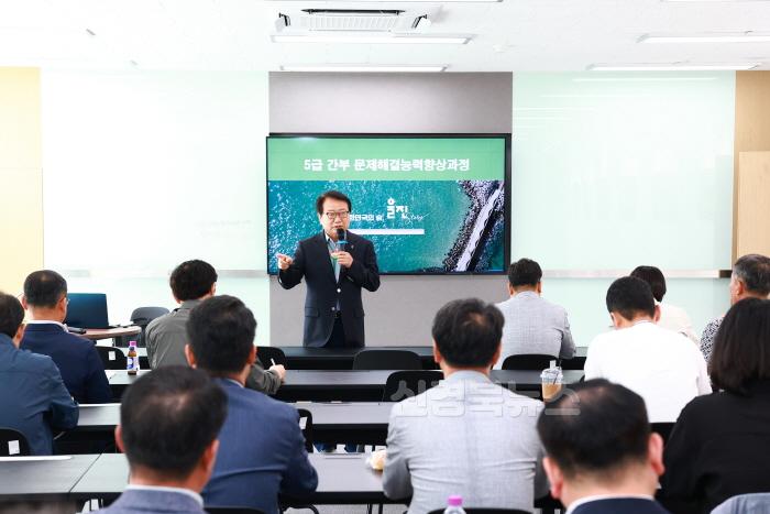 [크기변환]울진군, 교육으로 공직자의 경쟁력을 높이다(2025년 직급별 맞춤형 직무역량강화교육)1.JPG