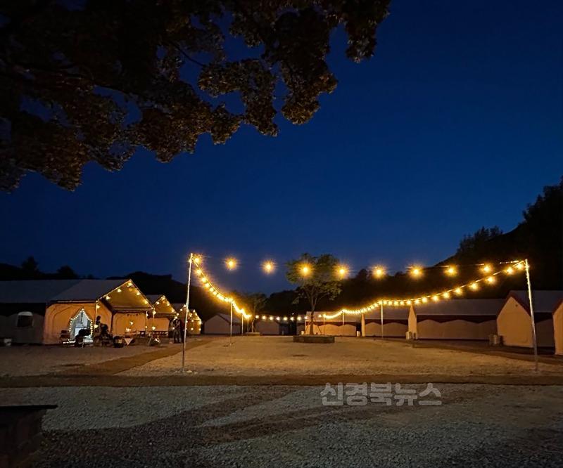 영주-2-3 폐교부지 활용한 ‘여우골 글램핑장’이 6월20일 정식 개장한다(글램핑장 야간모습).jpg