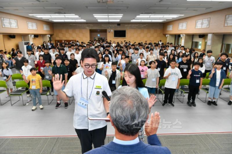 영주-4-4 장학생들이 선서를 하고 있다.jpg
