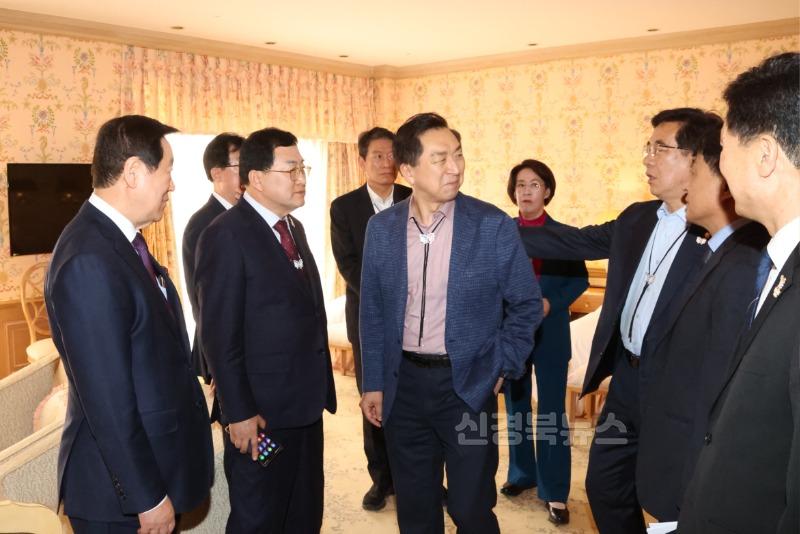 국회 APEC특위 위원들과 함께 경주의 숙박시설을 살펴보는 주낙영 경주시장..jpg