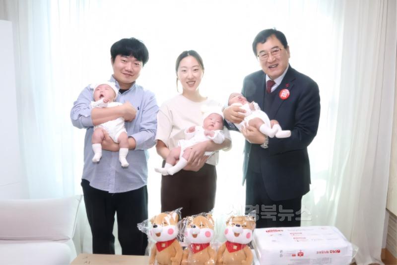 세쌍둥이 가정을 방문해 출산을 축하하고 부모를 격려하는 주낙영 경주시장..jpg