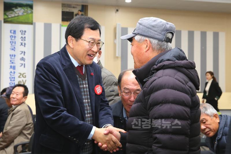 주낙영 경주시장이 어르신과 반갑게 인사하며 어르신 복지 향상을 위한 소통을 이어가고 있다..JPG