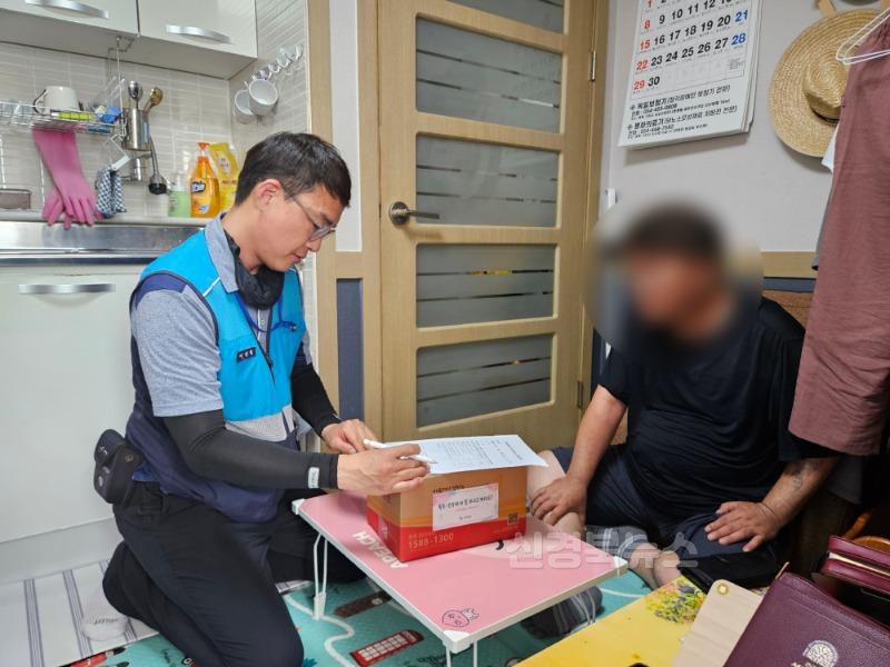 [복지정책과]사진2(안부확인 체크리스트 작성중)(1).jpg