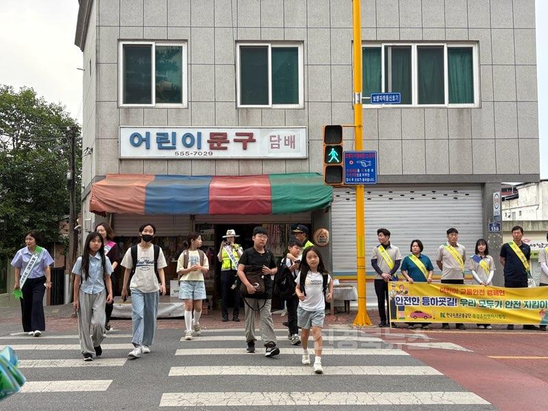 [학교지원센터] 문경교육지원청 유관기관 합동 등굣길 교통안전캠페인 실시2.jpg