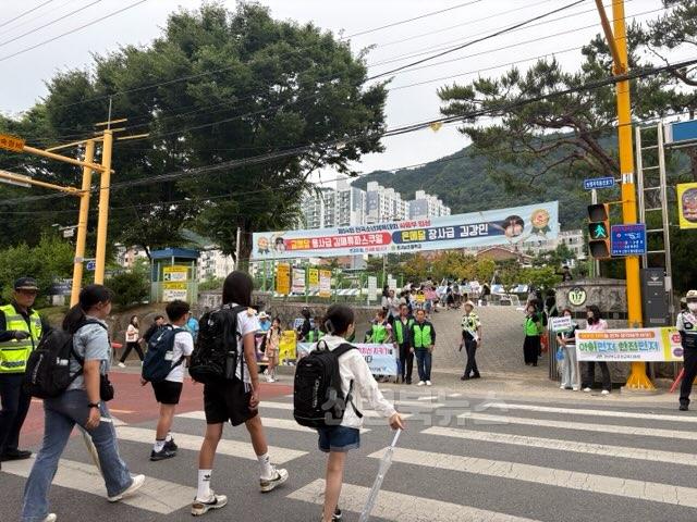 [학교지원센터] 문경교육지원청 유관기관 합동 등굣길 교통안전캠페인 실시1.jpg