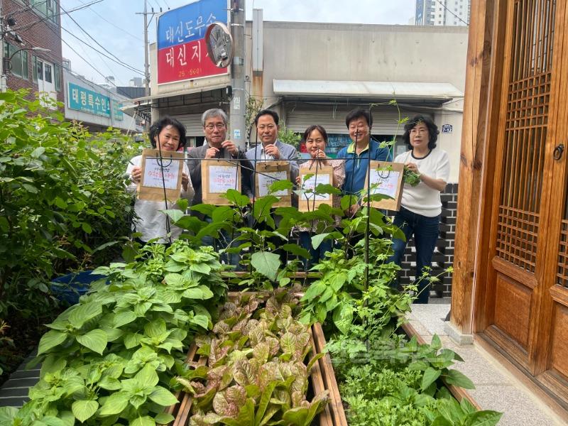 대구 중구 남산2동, 정성 가득 채소 나눔… ‘나눔이 자라는 동네텃밭’ 수확물 전달(단체사진).jpeg
