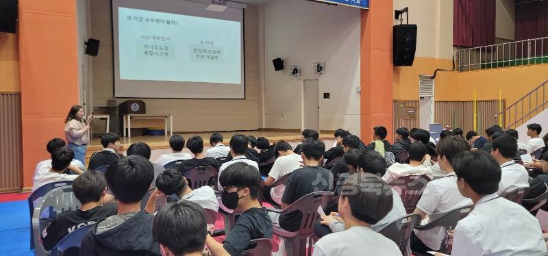 [영천중] 전문직업인 초청 특강 개최 사진(2).jpg