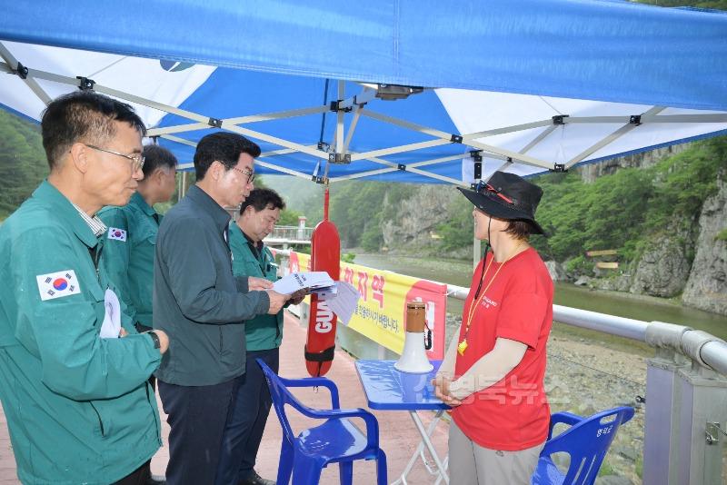 1-2_영덕군, 여름철 물놀이 관리지역 현장 안전 점검.jpg