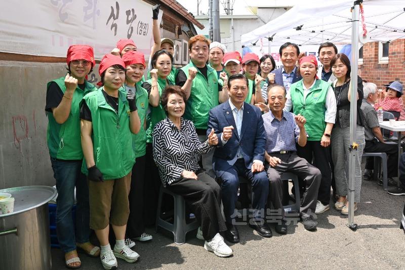 보도자료(250617(봉1)대구 남구 봉덕1동 새마을협의회  새마을 부녀회 어르신에게 국수 대접)2.JPG