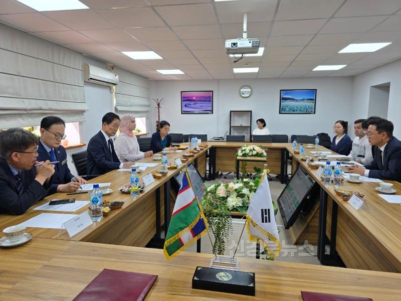 1.경북교육청, GKS 기반 유학생 유치, 정주형 글로벌 인재 양성 본격화(유학생 유치와 직업교육 협력을 위해 우즈베키스탄 방문)(업무협약식 모습)_01.jpg