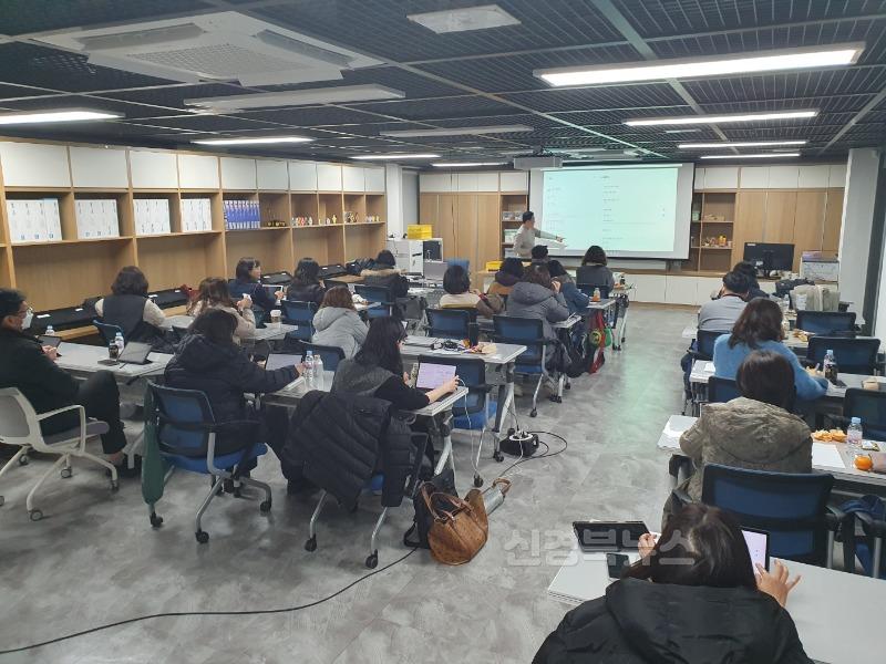 2.경북교육청, 2025 디지털 기반 교육혁신 연수 운영 평가서 ‘최우수’ 선정(교육부 인센티브 4억 7천만 원 확보, 지역과 함께하는 따뜻한 디지털 교육 실현)(교사 대상 디지털 교육연수 모습)_02.jpg
