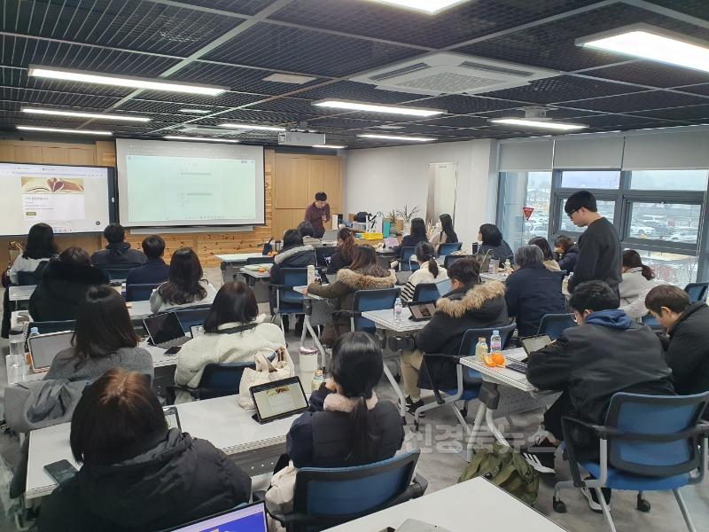 2.경북교육청, 2025 디지털 기반 교육혁신 연수 운영 평가서 ‘최우수’ 선정(교육부 인센티브 4억 7천만 원 확보, 지역과 함께하는 따뜻한 디지털 교육 실현)(교사 대상 디지털 교육연수 모습)_01.jpg
