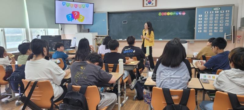 4.경북교육청, 초등 지역단위 수석교사 수업 나눔 콘서트 실시(경북 22개 지역, 수업 나눔을 위해 수석교사가 직접 찾아갑니다!)(울릉지역_수석교사나눔콘서트 모습)_03.jpg