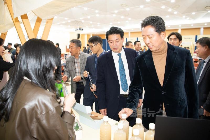 [일자리경제과]소상공인의 날(부스참관)(2024년11월8일).jpeg