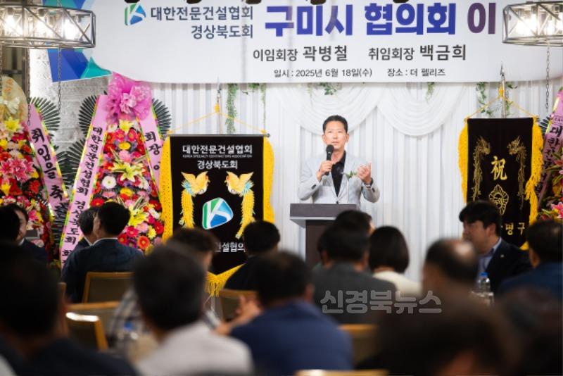 [도시계획과]전문건설협회 이취임식 및 장학금기탁 (5).jpg