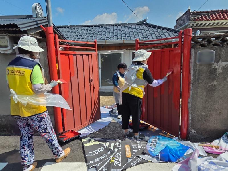 4 [사진] 성운대학교 GB대학사회봉사단, 신녕면 대문과 담장에 ‘정(情)’을 칠하다! (3).jpeg