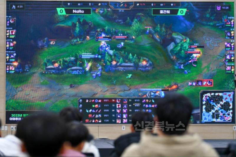 영주-2-2 (참고사진)관객들이 대형모니터로 e스포츠대회 경기모습을 관람하고 있다(제1회 영주시장배 대회 현장).jpg