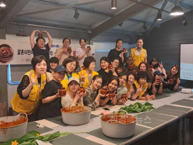영주-6-1 영주시여성단체협의회, 결혼이민여성과 전통 고추장 만들기 체험행사 개최(단체사진).jpg