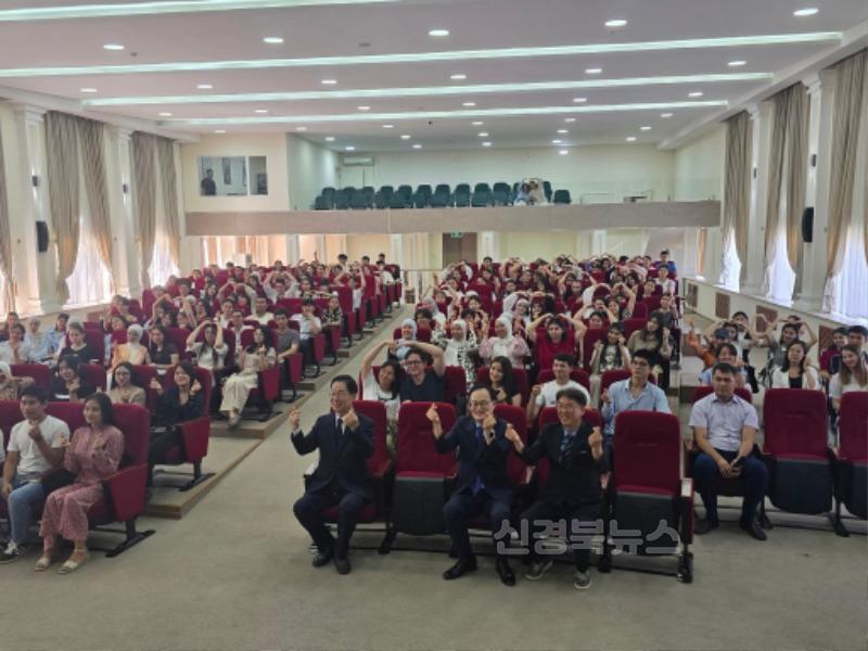 4.경북교육청, 우즈베키스탄에 북스타트 책꾸러미 200세트 기증(북스타트 책꾸러미 통해 한글 교육과 한국 문화 전파)(기증식 모습)_02.jpg