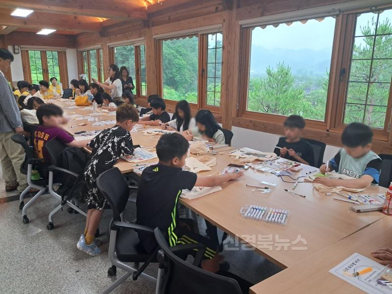 영주-5-3 드림스타트 아동들이 에코백 만들기 체험을 하고 있다.jpg