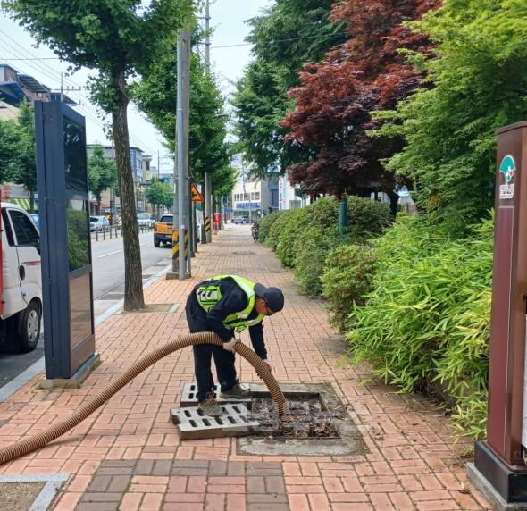 영주-8-1 영주2동은 장마철을 앞두고 집수정·맨홀 내부를 정비하고 있다.jpg