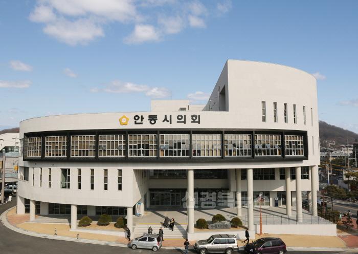 [크기변환]안동시의회 앞마당.jpg