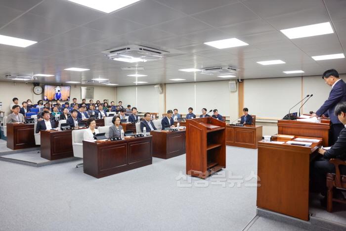 [크기변환]20250620 103550 제293회 영주시의회 제1차 정례회 제3차 본회의 폐회.jpg