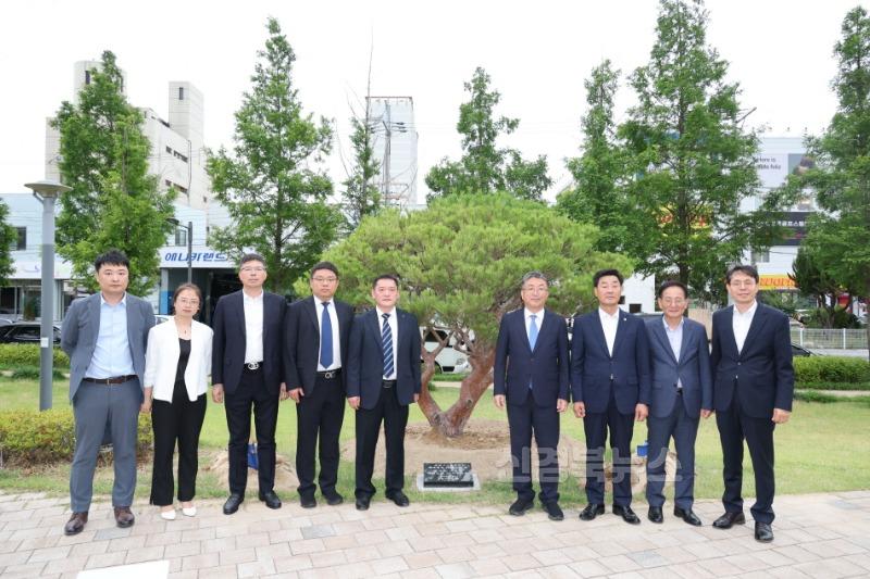 250622 포항시-훈춘시, 자매결연 30주년 맞아 우정의 기념식수 ‘눈길’1.jpg