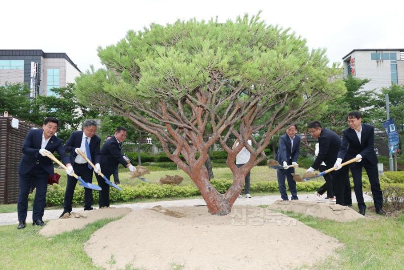 250622 포항시-훈춘시, 자매결연 30주년 맞아 우정의 기념식수 ‘눈길’2.jpg