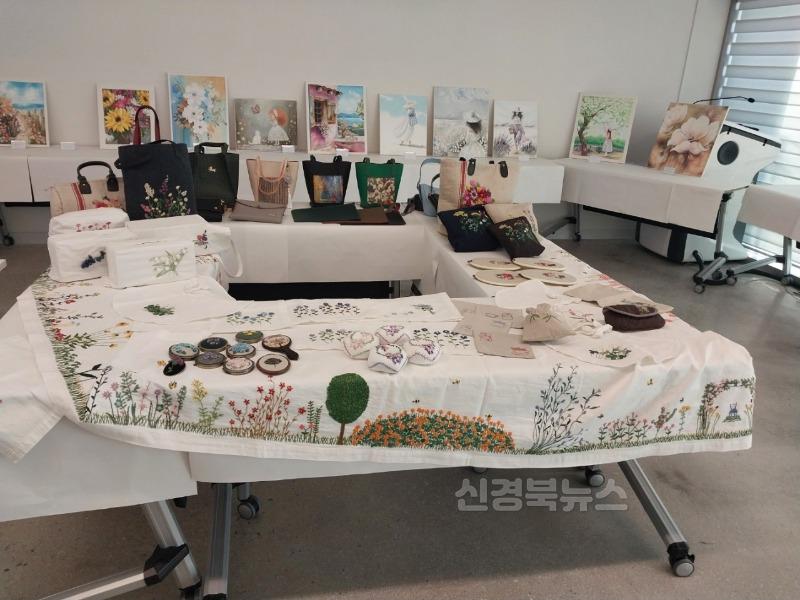 영주-5-4 (참고사진) 지난해 영주시평생학습센터 시민교육 작품전시 모습.jpg