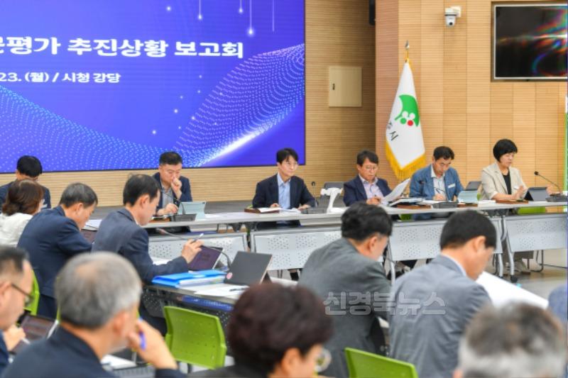 영주-1-2 이재훈 영주시장 권한대행이 부서별 추진계획을 점검하고 있다.jpg