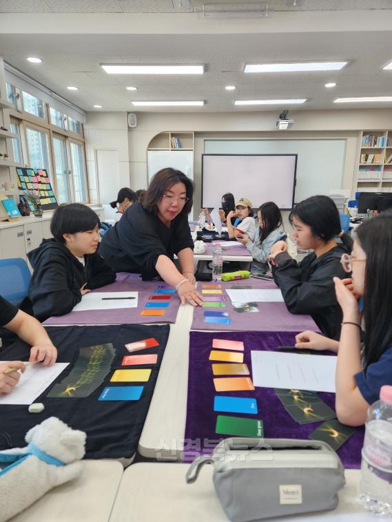 [포항여중] 마음 근력 키우는 예술 치유 프로그램 ‘마음 돌봄 아트 테라피’운영 사진 (2).jpg