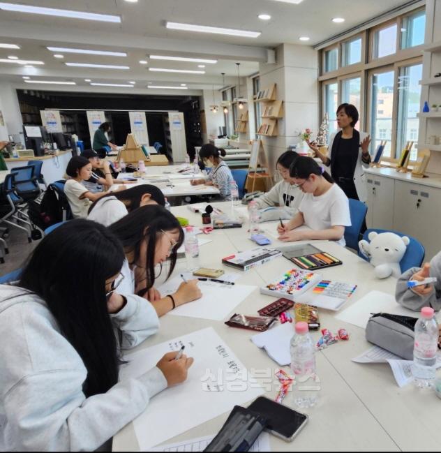 [포항여중] 마음 근력 키우는 예술 치유 프로그램 ‘마음 돌봄 아트 테라피’운영 사진 (1).jpg
