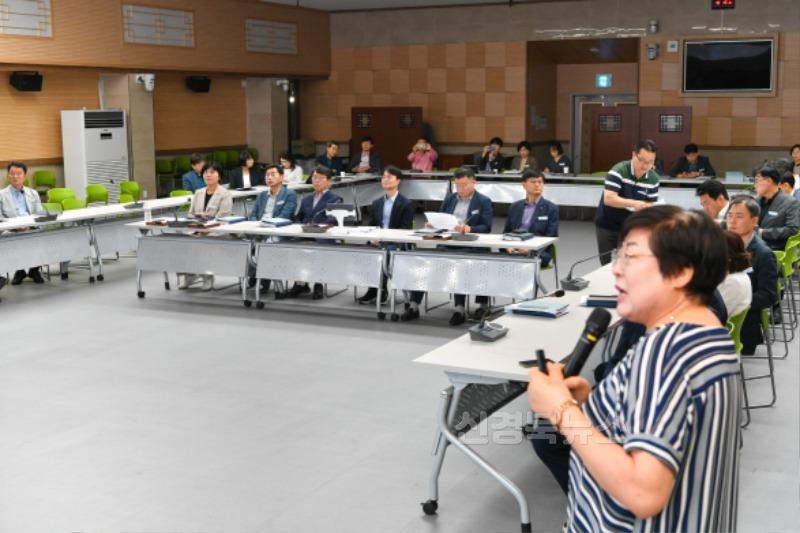 영주-2-2 이재훈 영주시장 권한대행 및 간부공무원들이 성희롱·성폭력 예방 교육을 듣고 있다.jpg