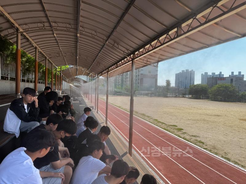 [영천중] 체육시설 개선을 위한 운동장 쿨링포그 설치 사진(1).jpg