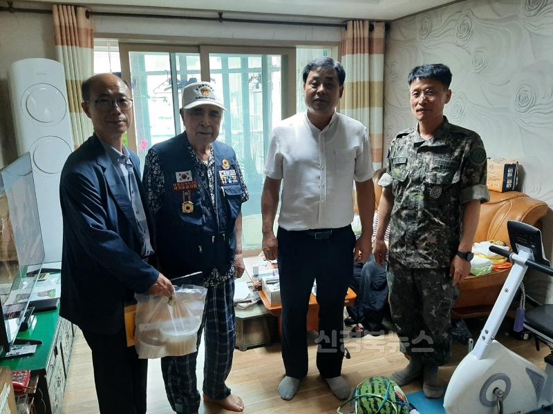 자산동 방위협의회, 6.25 참전용사 후원물품 전달-자산동(사진).jpg