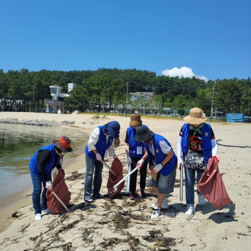 영주-7-2 바르게살기운동영주시협의회는 울진군 죽변면일대에서 환경정비를 실시했다.JPG