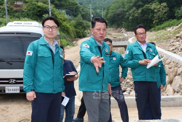 [크기변환](예천군)예천군의회, 수해복구 사업장 현지 확인 실시 (2).JPG