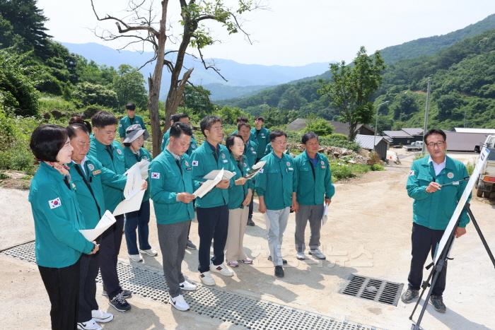 [크기변환](예천군)예천군의회, 수해복구 사업장 현지 확인 실시 (1).JPG