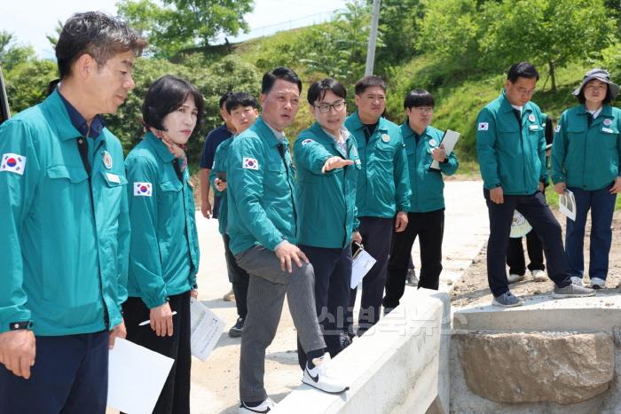 [크기변환](예천군)예천군의회, 수해복구 사업장 현지 확인 실시 (3).JPG