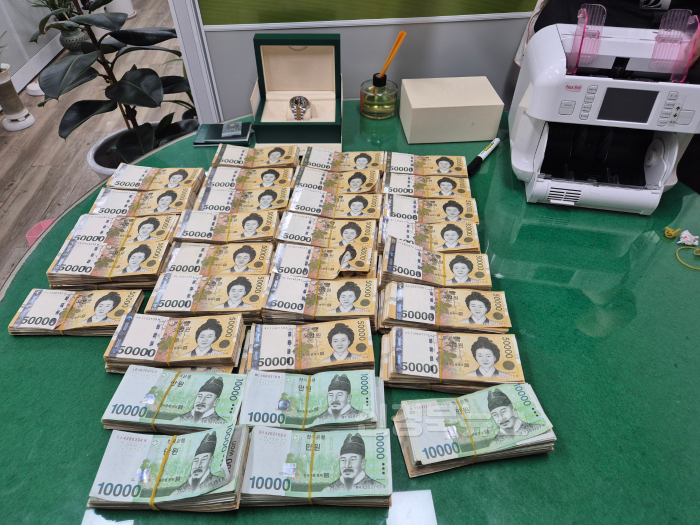 [크기변환]압수한 현금 사진.png
