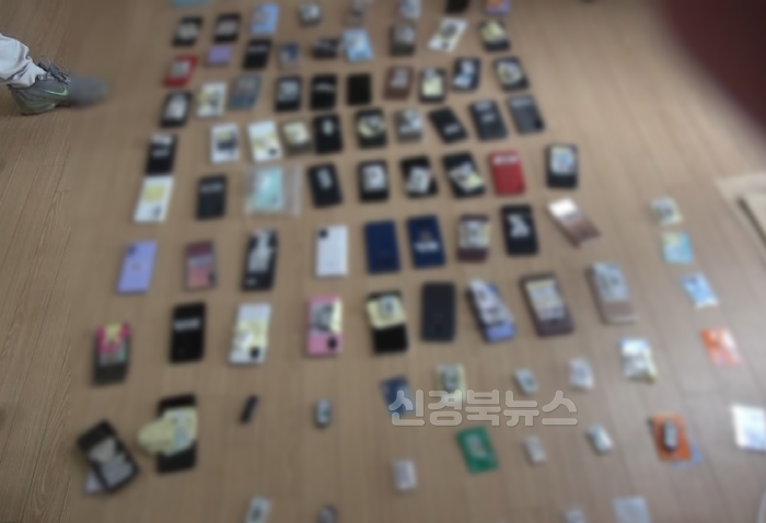 [크기변환]현장 압수한 휴대전화 등.png