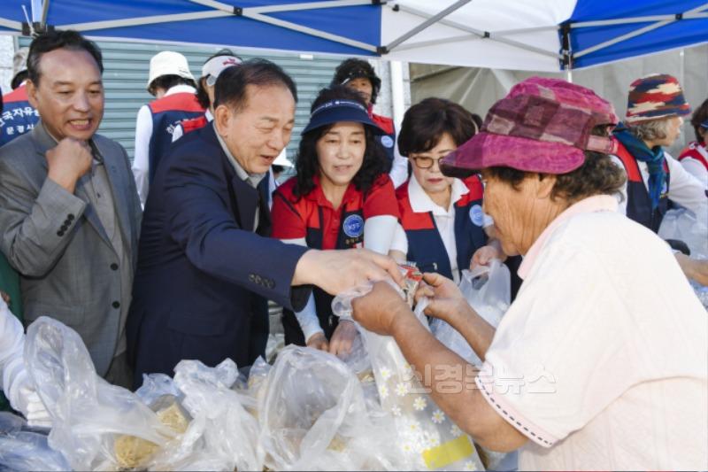 1-1. 자유총연맹 문경시지회 주먹밥 나누기 행사.jpg
