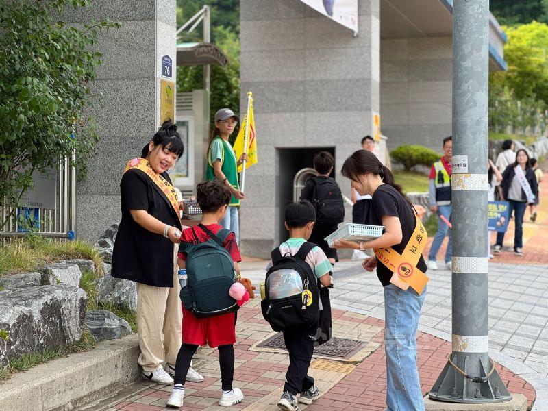 석적초등학교_석적초 학부모회주관 등굣길 캠페인 실시(석적초) (2).jpg