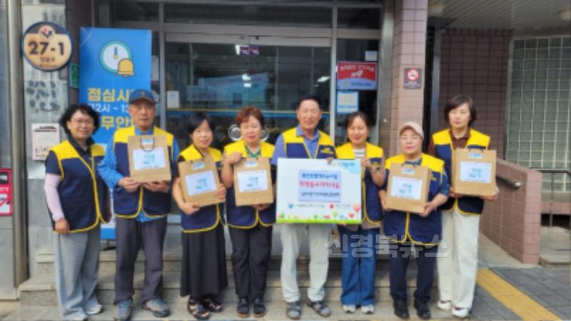 남산2동 지사협, 저소득가구에 의약품 꾸러미 전달로 이웃사랑 실천(단체사진).jpg