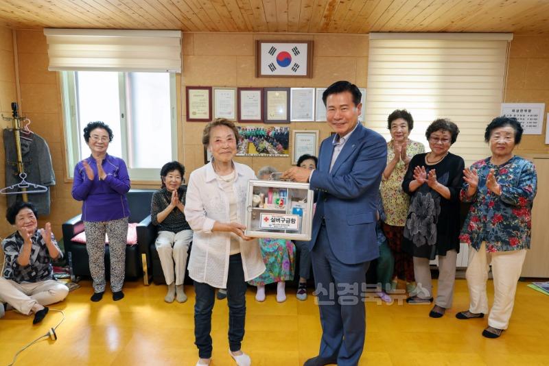 대구 중구, 관내 52개소 경로당에 ‘실버구급함’ 설치 완료(동인4가 경로당 실버구급함).jpg